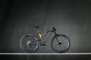 Das neue Scott Spark RC von Nino Schurter glänzt mit goldenen Akzenten ...