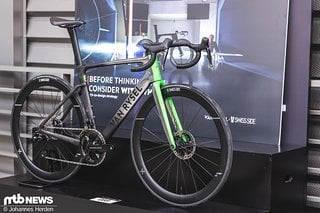 Sorgte im Frühjahr für Aufsehen: Das Aerobike Van Rysel RCR in knalligem Design.