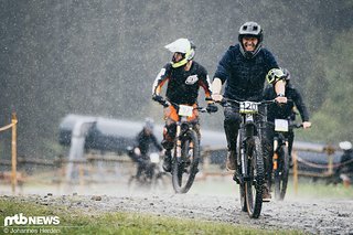 … bis es am Ende so richtig aus allen Eimern goss. Hier mit Arndt Boscheinen ins Ziel. … bis es am Ende so richtig aus allen Eimern goss. Hier mit Arndt Boscheinen ins Ziel.