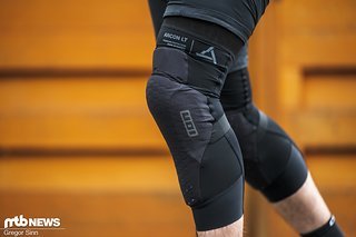 Die Ion Acron LT-Knieschoner bieten Level 2-Schutz und eine Strumpf-Konstruktion. Die Ion Acron LT-Knieschoner bieten Level 2-Schutz und eine Strumpf-Konstruktion.