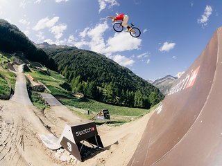 Dawid Godziek braucht keine Hände am Lenker