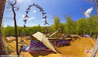 Josh Sheehan mit der FMX Triple Flip Weltpremiere in Travis Pastranas Heimspielplatz „Pastranaland" Josh Sheehan mit der FMX Triple Flip Weltpremiere in Travis Pastranas Heimspielplatz „Pastranaland"
