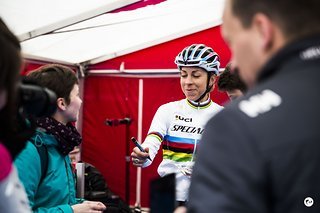 Gute Stimmung vor dem Start bei Annika Langvad. Zeit für ein paar Autogramme ist immer.
