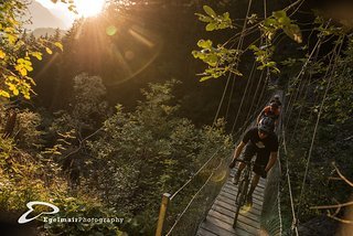 Auf Schotterstrassen, einfachen Trails und Asphalt warten in der Grinduro-Variante insgesamt vier gewertete Stages