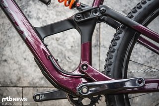 Das asymmetrische Rahmen-Design bietet genug Platz für einen Flaschenhalter Das asymmetrische Rahmen-Design bietet genug Platz für einen Flaschenhalter