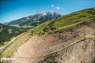 Normalerweise ging's hier links durch einige Bike Park-Kurven. Jetzt müssen die Profis mit hoher Geschwindigkeit geradeaus durch diese riesige Welle