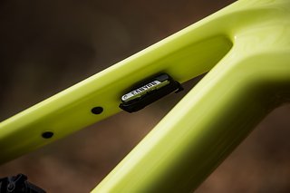 Auf der Unterseite des Oberrohrs befinden sich mehrere Montage-Punkte und auch ein teilintegriertes Multitool. Auf der Unterseite des Oberrohrs befinden sich mehrere Montage-Punkte und auch ein teilintegriertes Multitool.