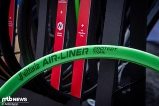 Der neue Vittoria Protect Trail Airliner bringt 100 g auf die Waage und soll nicht nur die Felge schützen, sondern auch die Reifenflanke unterstützen.