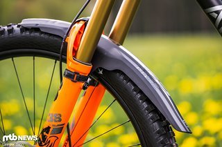 Da wir auch bei regnerischen Bedingungen unterwegs waren, haben wir uns über die verbauten Unleazhed M02-Schutzbleche besonders gefreut.