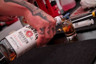 ...gefüllten Shots zum Start jeder Contestrunde verantwortlich.