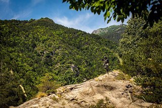 Achso, klar. Die Trails sind noch nicht hart genug, da lässt sich ein Manual natürlich easy einbauen! Achso, klar. Die Trails sind noch nicht hart genug, da lässt sich ein Manual natürlich easy einbauen!