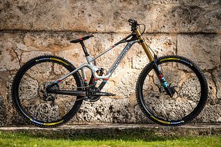 Das neue Mondraker Summum Carbon Downhill-Bike rollt wahlweise auf 29"-Laufrädern oder im Mullet-Setup und bringt 200 mm Federweg mit.