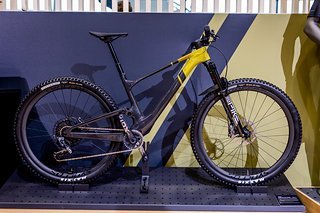 Einmal mit allem: Das neue Scott Spark ST 900 Tuned kommt mit mehr Federweg für noch mehr Abfahrtsspaß. Einmal mit allem: Das neue Scott Spark ST 900 Tuned kommt mit mehr Federweg für noch mehr Abfahrtsspaß.