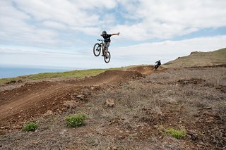 Arthur Deblonde fliegt mit einem perfekten Suicide-No-Hander direkt ins Ziel.