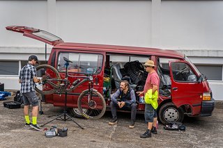 Die Mechaniker sind ab Tag 1 voll dabei. Klar: Das Ziel ist, alle Teilnehmer*innen ins Ziel zu bekommen.