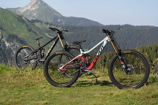 Das neue Pivot Phoenix setzt auf einen Carbon-Rahmen und einen ungewöhnlichen 6-Gelenker-Hinterbau mit zwei Ketten. Das neue Pivot Phoenix setzt auf einen Carbon-Rahmen und einen ungewöhnlichen 6-Gelenker-Hinterbau mit zwei Ketten.