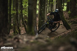 Mit einer etwas angehobenen Front und ausreichend Luftdruck im super dünnen Vorderreifen geht's mit dem Giant Reign SX in den Bikepark. Mit einer etwas angehobenen Front und ausreichend Luftdruck im super dünnen Vorderreifen geht's mit dem Giant Reign SX in den Bikepark.
