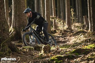 Dank viel Gegenhalt und eher kompakter Geometrie geht das Jab MX gut ums Eck, was sicherlich auch kleinen Hinterrad liegen dürfte.