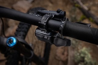 Der SW-M8250 Di2 Schalthebel setzt auf Shimanos Rapid ES-Technologie, bei der die Schaltwippen einstellbar sind. Der SW-M8250 Di2 Schalthebel setzt auf Shimanos Rapid ES-Technologie, bei der die Schaltwippen einstellbar sind.