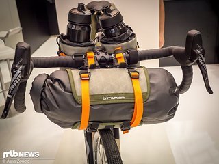 Die Lenker-Tasche wird mit Schlaufen am Lenker befestigt