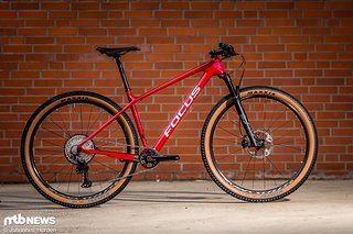 Das Focus Raven 8.8 findet sich in der oberen Mitte der Raven-Palette wieder. Mit einem Preis von 2.999 € erhält man eine gut ausgestattete Rennmaschine mit 10,75 kg Das Focus Raven 8.8 findet sich in der oberen Mitte der Raven-Palette wieder. Mit einem Preis von 2.999 € erhält man eine gut ausgestattete Rennmaschine mit 10,75 kg