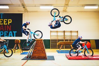 Kennt jeder noch aus dem Turnunterricht, oder? Allerdings durften wohl die wenigsten von euch ihr Bike mit in die Halle nehmen … Kennt jeder noch aus dem Turnunterricht, oder? Allerdings durften wohl die wenigsten von euch ihr Bike mit in die Halle nehmen …