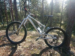 Verzögert wird mit Shimano Saint-Bremsen Verzögert wird mit Shimano Saint-Bremsen