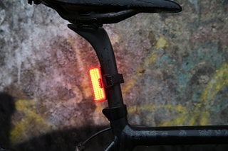 Die neue Knog Cobber StVZO stellt je nach Variante entweder 55 Lumen oder 35 Lumen Lichtleistung zur Verfügung