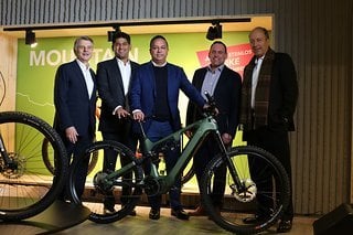 Von links: Sir Ralf Speth, Sudarshan Venu und Sharad Mohan Mishra (alle TVS Motor) posieren nach der  Vertragsunterzeichnung mit SEMG-CEO Reto Waeffler und Rainer Fröhlich von Constellation Capital.