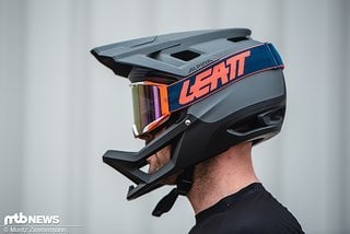 Der leichte Fullface MTB Helm macht einen schlanken Fuss und kann optisch überzeugen.