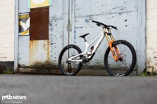 Das neue YT Tues MK4 erinnert optisch an den Vorgänger, weist jedoch einige Detailverbesserungen auf.