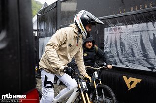 Auf zum Start mit dem neuen Mechaniker Patrick. Auf zum Start mit dem neuen Mechaniker Patrick.