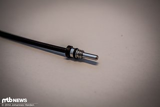 Das Ende der Lenkerfernbedienung wird direkt in die Gabel geschraubt und ersetzt dort den goldenen Druckstufeneinstellknopf