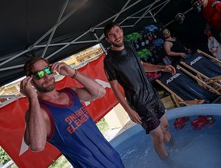 Bauchplatscher in den Alpina Pool – die Brille sitzt.