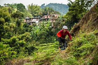 Ines pedaliert in Richtung Coffee-Trail Ines pedaliert in Richtung Coffee-Trail