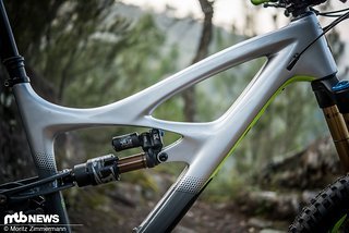 Im unverkennbaren Carbon-Rahmen steckt ein unverkennbarer Fox Float X2-Dämpfer, der die 153 mm Federweg am Heck kontrolliert. Im unverkennbaren Carbon-Rahmen steckt ein unverkennbarer Fox Float X2-Dämpfer, der die 153 mm Federweg am Heck kontrolliert.