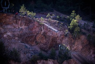 Start der Freeride-Line mit einem fetten Rock Drop