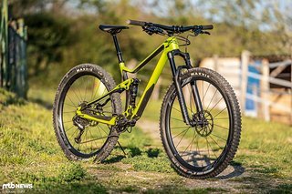 Das Merida One-Twenty 8000 ist ein Grenzgänger: 130 / 120 mm Federweg, leichter Carbon-Rahmen und moderate Geometrie klingen nach einem Allrounder Das Merida One-Twenty 8000 ist ein Grenzgänger: 130 / 120 mm Federweg, leichter Carbon-Rahmen und moderate Geometrie klingen nach einem Allrounder