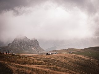 Blick über die Gardetta-Hochebene samt zahlreichen Allrad-Enthusiasten Blick über die Gardetta-Hochebene samt zahlreichen Allrad-Enthusiasten