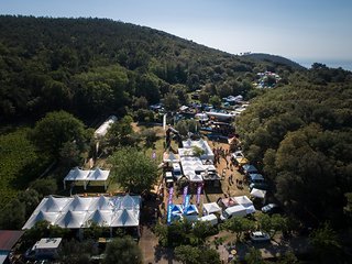 Für das Rennen verwandelt sich das Hochplateau von La Manie in ein Festivalgelände für fast 8.000 Menschen