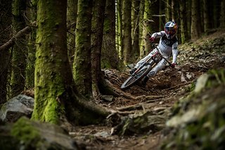 Wer bislang der Auffassung war, dass die Strecke abseits der Felspassagen und Sprünge eher als Flowtrail durchgehen würde, wird spätestens mit diesem Foto eines Besseren belehrt.