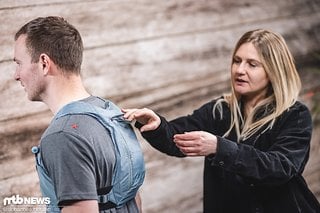 Im Video erklärt Alex den Rucksack an Model Wolfi.