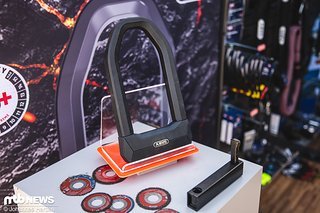 Das neue Abus Granite Super Extreme 2500 Bügelschloss soll selbst Winkelschleifern problemlos widerstehen.