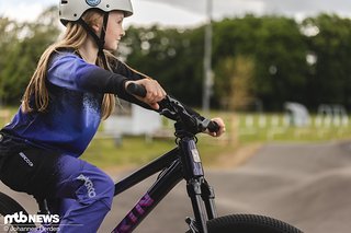 Laura trägt das komplette Race Outfit, bestehend aus dem Youth Gravity Jersey (49,99 €) und der Youth Gravity Pants (99,99 €). Laura trägt das komplette Race Outfit, bestehend aus dem Youth Gravity Jersey (49,99 €) und der Youth Gravity Pants (99,99 €).