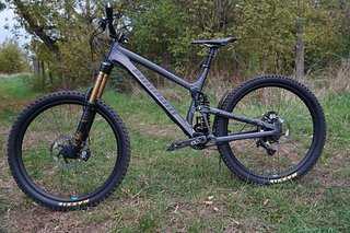 Ergänzt wird das Fahrwerk durch die Fox 36 Float RC2 mit 180 mm Federweg Ergänzt wird das Fahrwerk durch die Fox 36 Float RC2 mit 180 mm Federweg