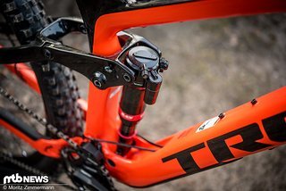 Am Heck fanden wir einen ungewöhnlich aussehenden RockShox Deluxe RT3-Dämpfer vor Am Heck fanden wir einen ungewöhnlich aussehenden RockShox Deluxe RT3-Dämpfer vor