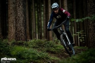 Bergab überzeugt der Specialized-Helm mit einem sicheren Sitz.