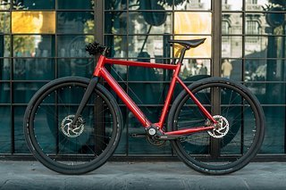 Mit klassisch anmutendem Rahmen sprechen die leichten, hochwertig ausgestatteten E-Bikes von Desiknio eine urbane Klientel an. Mit klassisch anmutendem Rahmen sprechen die leichten, hochwertig ausgestatteten E-Bikes von Desiknio eine urbane Klientel an.