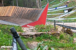 Mit hohem Tempo geht es nach dem Albstadt Drop in den letzten Teil des ersten Streckenteils der Albstädter World Cup-Strecke
