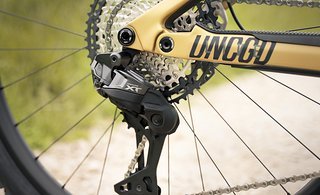 Mit dem YT Izzo Core 4 findet nun die neue, kabellose Shimano Deore XT Di2 Schaltung den Weg an die Trailmaschine aus Forchheim. Mit dem YT Izzo Core 4 findet nun die neue, kabellose Shimano Deore XT Di2 Schaltung den Weg an die Trailmaschine aus Forchheim.